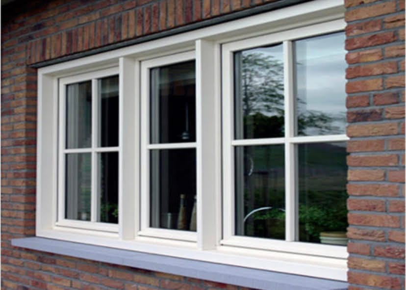 Openslaande tuindeuren en nieuwe kozijnen verbinden woonkamer met tuin