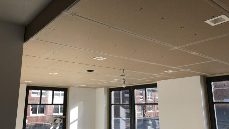 Verlaagd plafond in een bedrijfspand