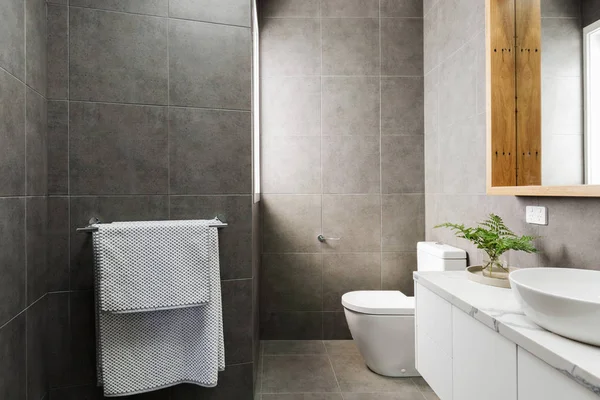 Badkamer met donkere tegels