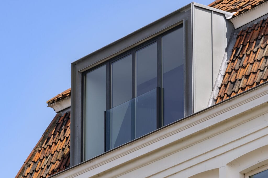 Luxe dakkapel afwerking in middelste fase