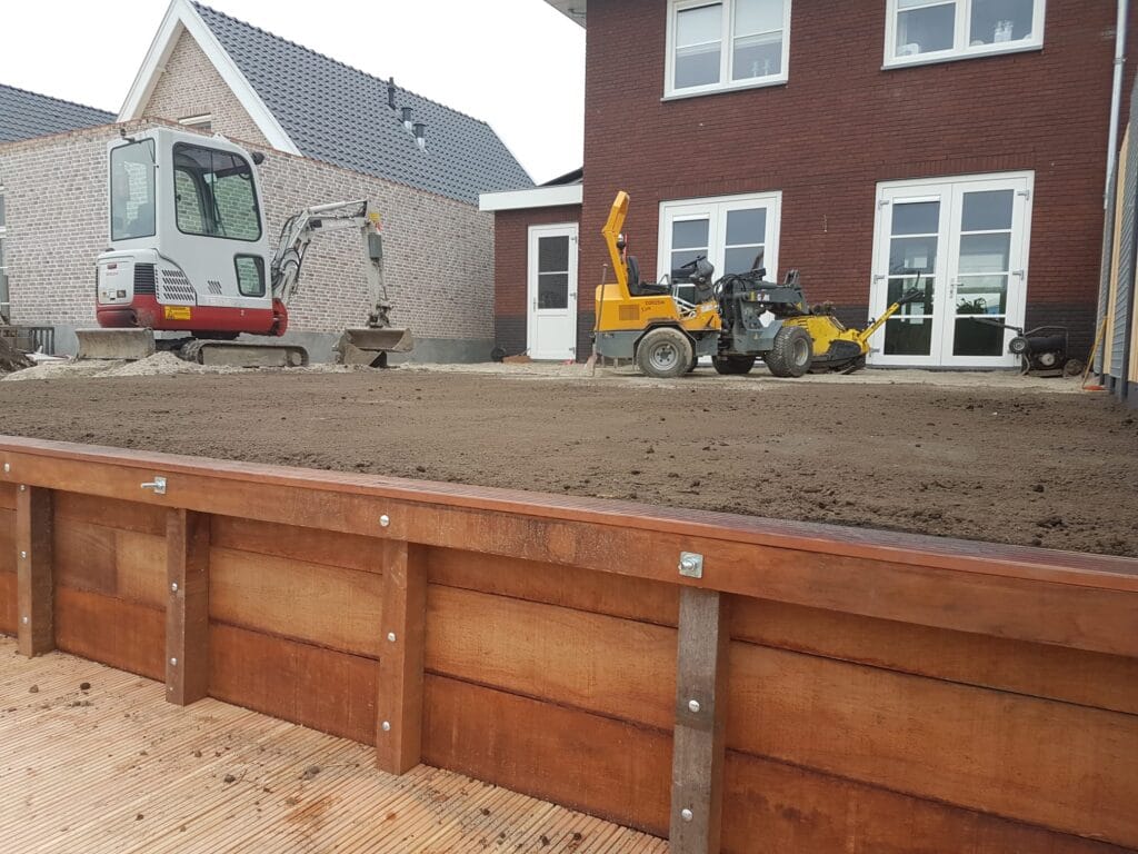 Vlonder gebouwd en zicht vanaf de vlonder op nieuwbouw huis