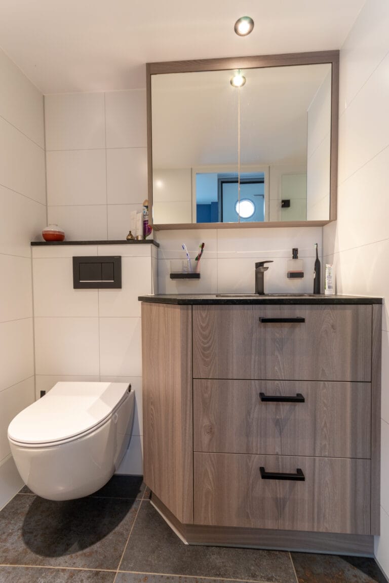 Badkamer laten plaatsen toilet [maatwerk badkamer]