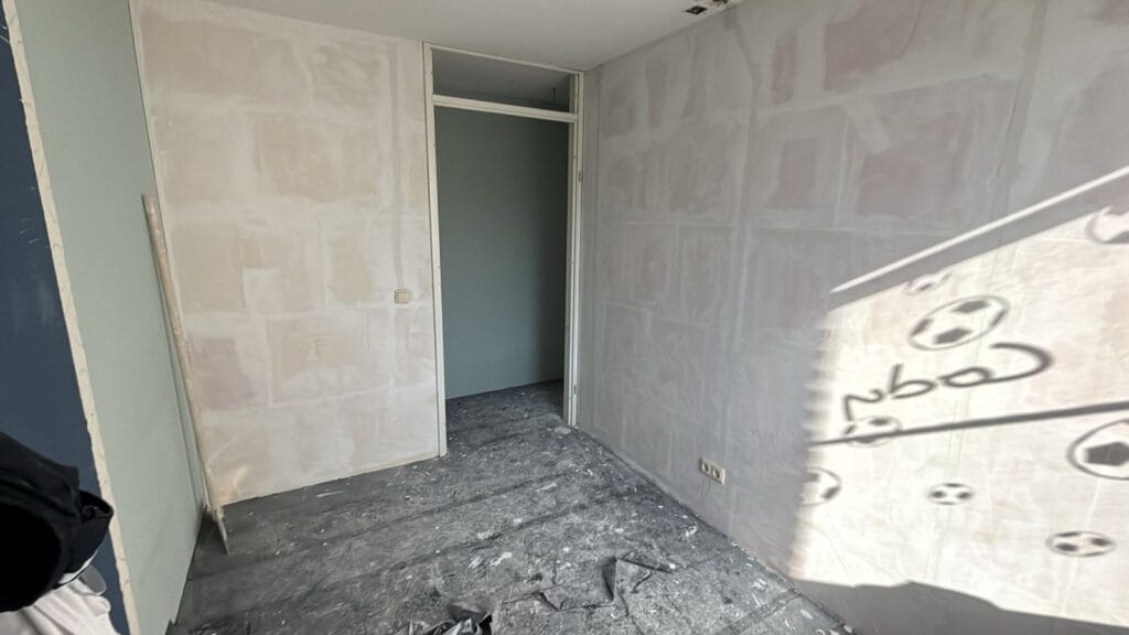 Nieuwe kamer door tussenwanden eerste verdieping