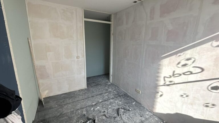 Nieuwe kamer door tussenwanden eerste verdieping