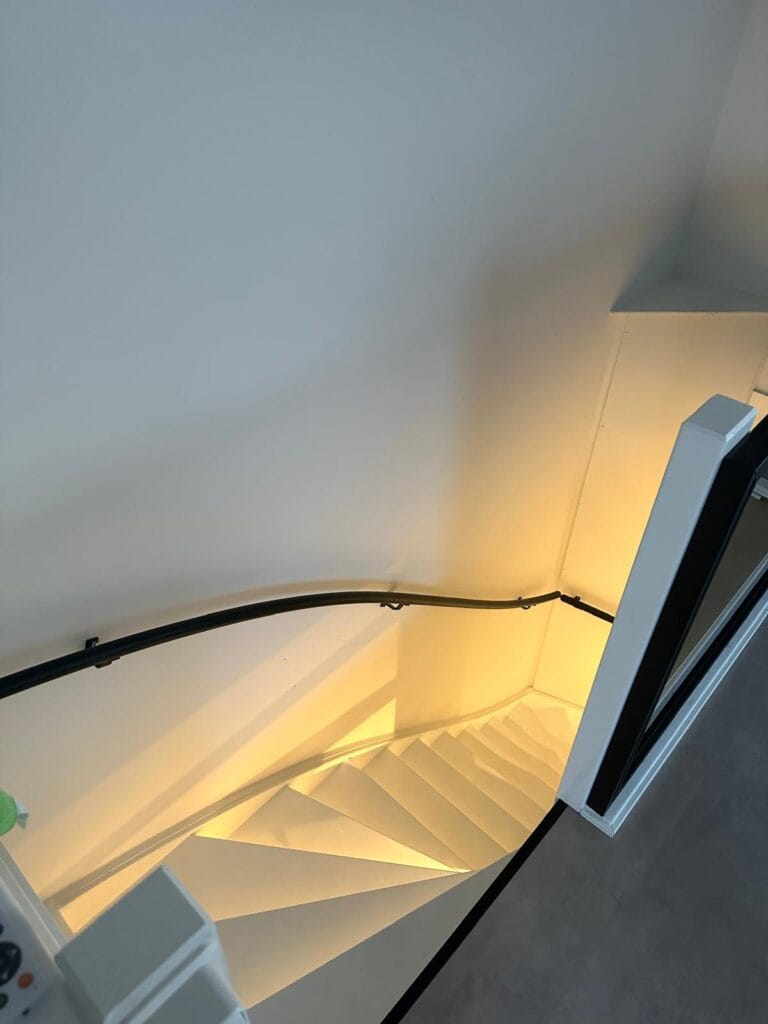 Trap plaatsen en daarna glas laten zetten door glaszettersbedrijf