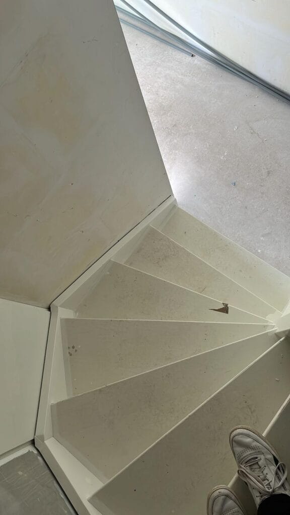 Trap plaatsen en daarna schilderen