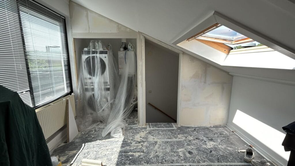 Trap plaatsen op zolder en tussenwand plaatsen