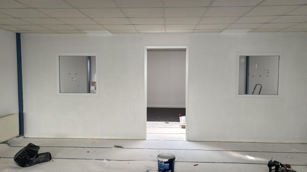 Tussenwand in kantoorruimte geplaatst