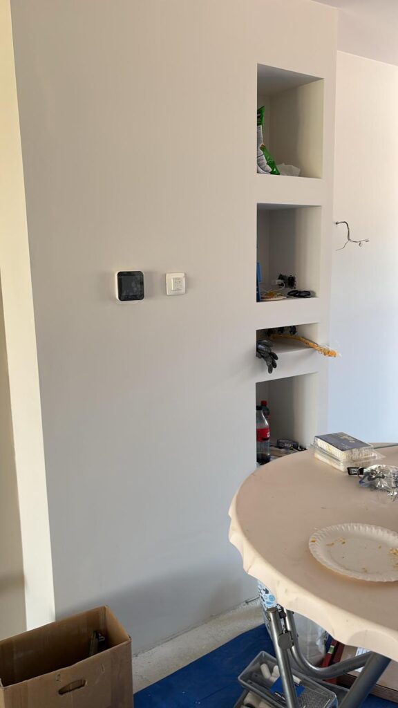 Tussenwand woonkamer netjes gestucd