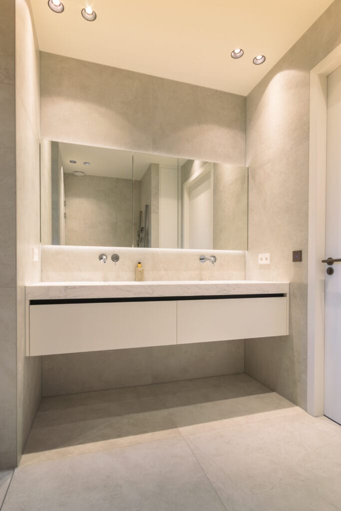 Wastafel in badkamer plaatsen