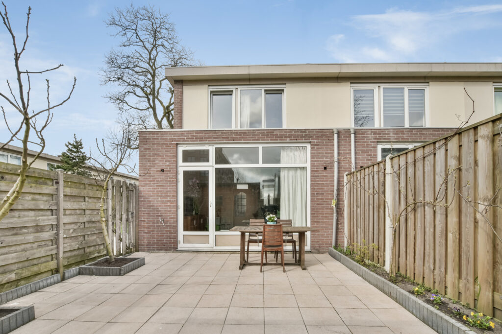 Aanbouw tegen de muur van de buren