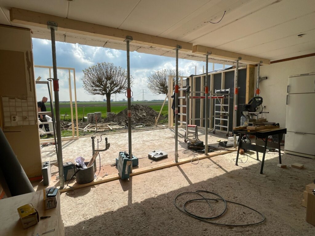 Aanbouw tegen muur buren