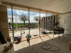 Aanbouw tegen muur buren