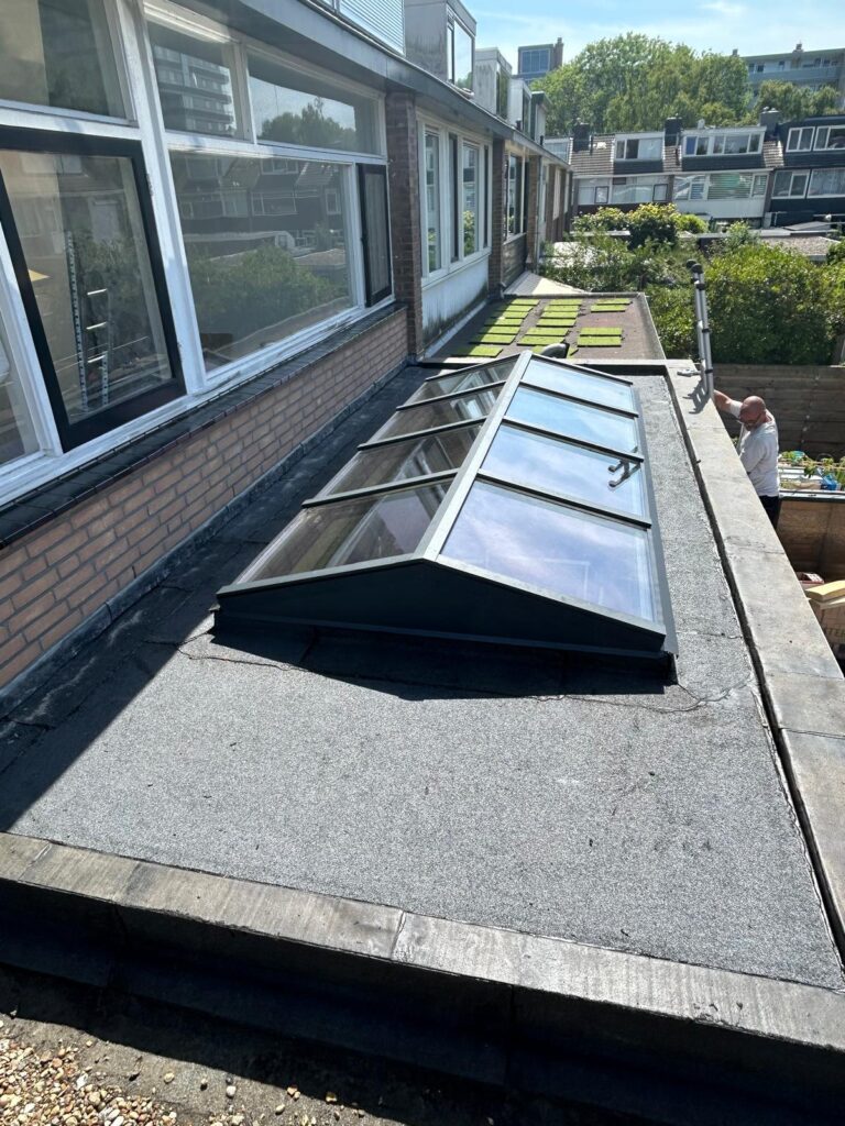 Aanbouw tegen muur buren