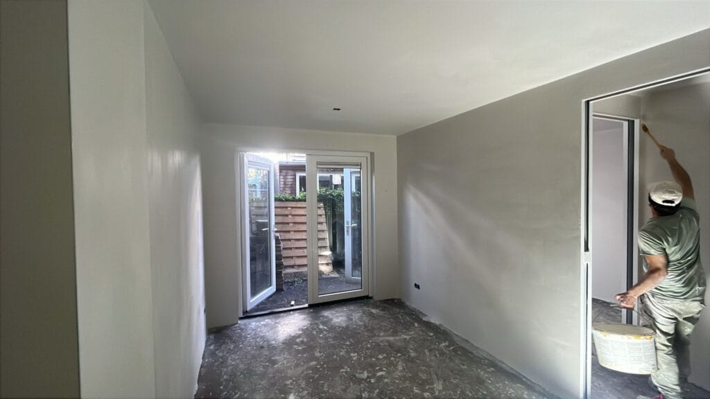 Afwerken aanbouw. Gestuct en gesaust opleveren