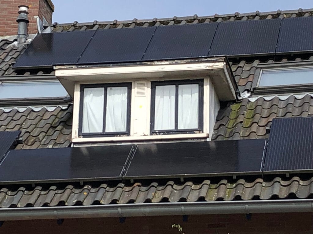 Houten dakkapel slecht onderhouden