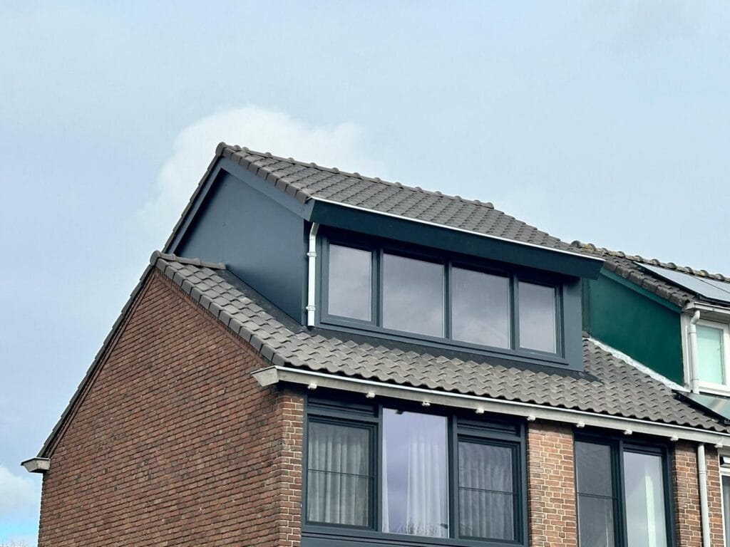 Meerdere dakkapel met nokverhoging