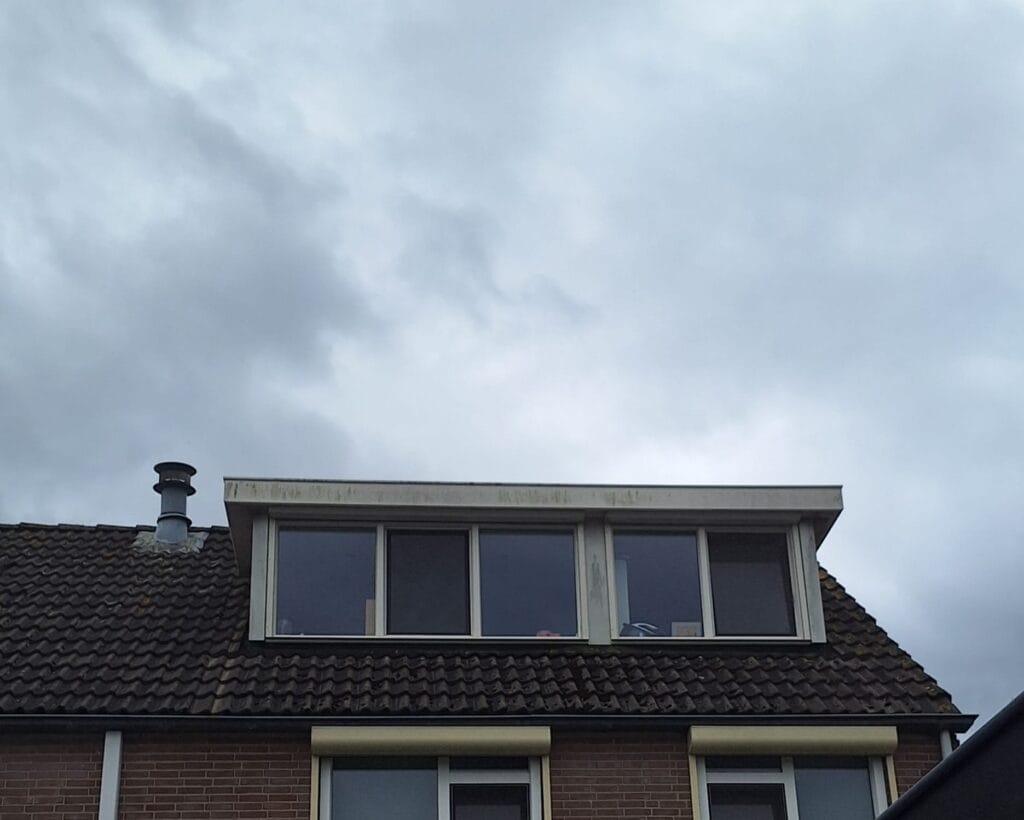 Vieze dakkapel schoonmaken door Verbouw Gigant