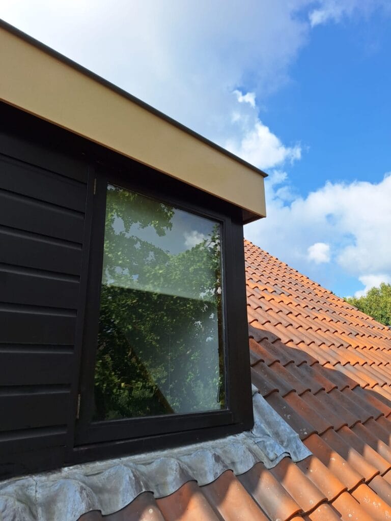 Zijkant dakkapel schoonmaken door Verbouw Gigant