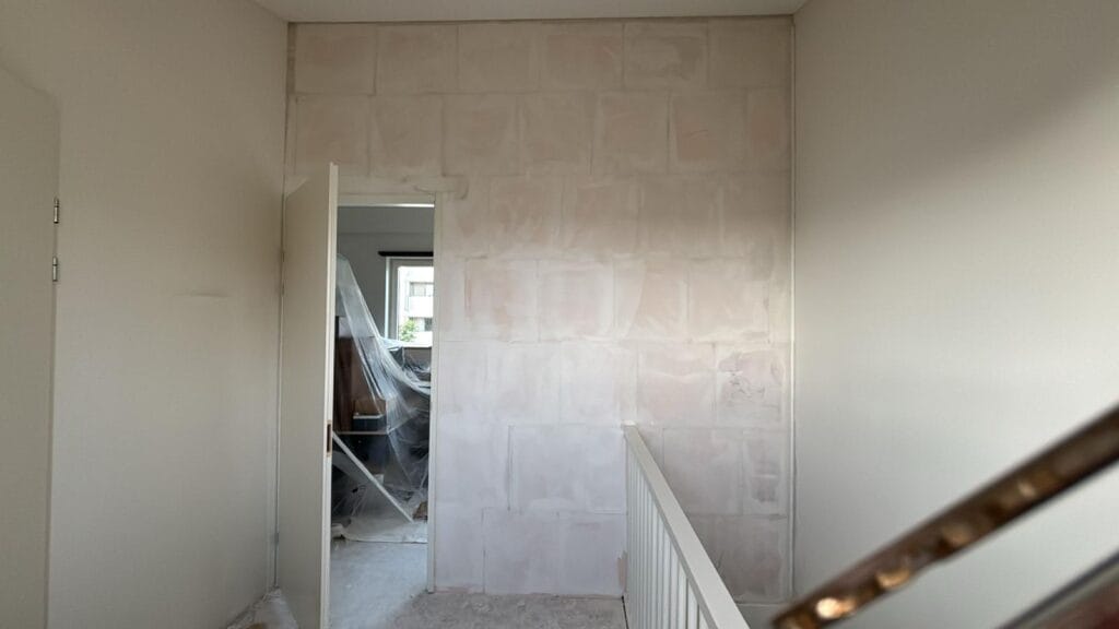 Zolder verbouwen om kantoorruimte te maken door tussenwand