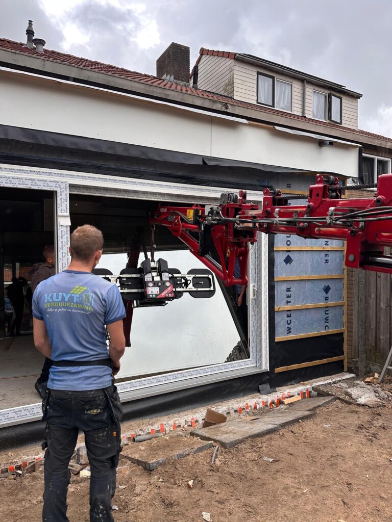 aanbouw tussenwoning plaatsen glas schuifpui