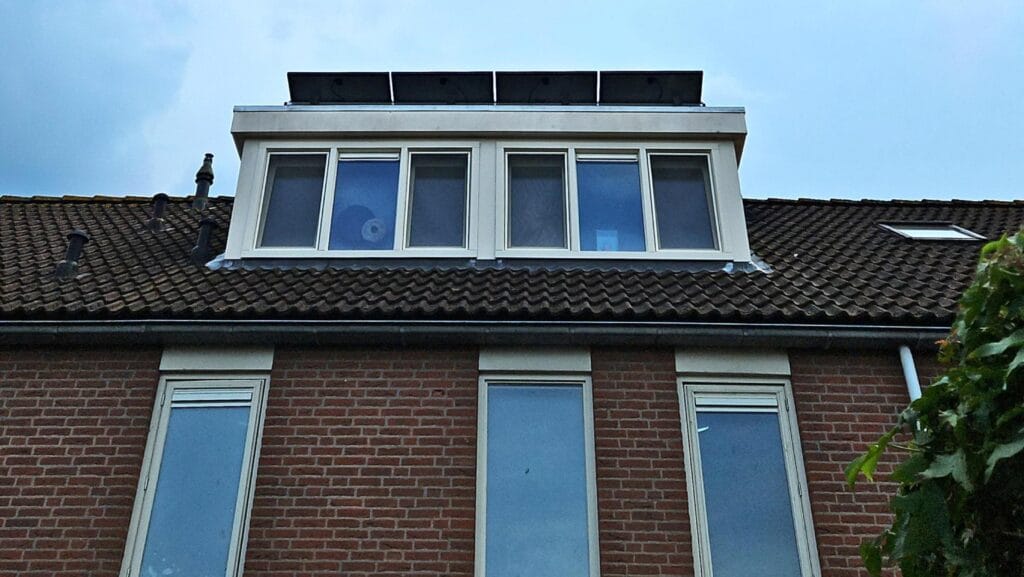dakkapel zonnepanelen aansluiten rijtjeshuis