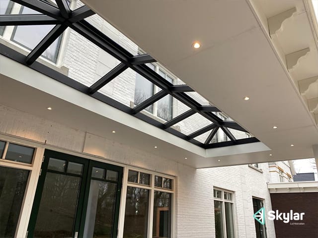 Groot zadeldaklicht villa