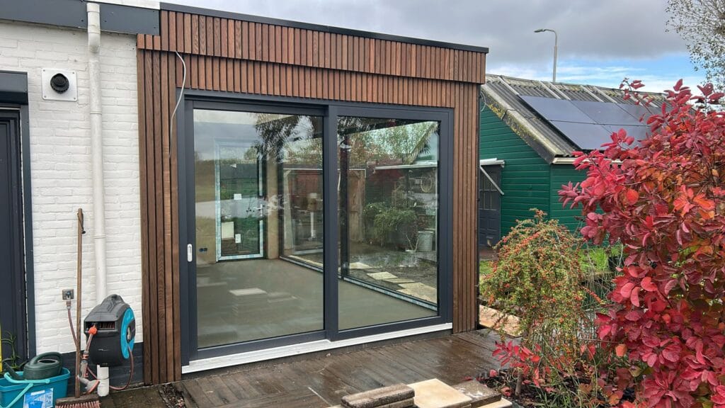 Houten aanbouw zijkant met glas