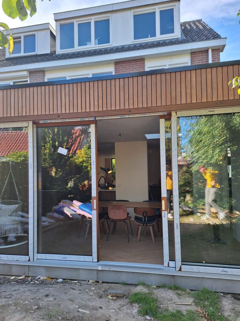 Houten latten afgerond en schuifpui erin