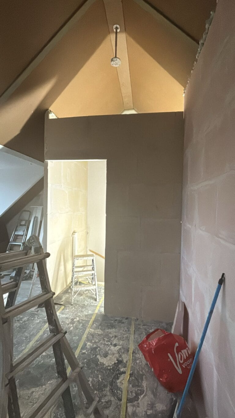 Twee kamers maken op zolder met tussenwand