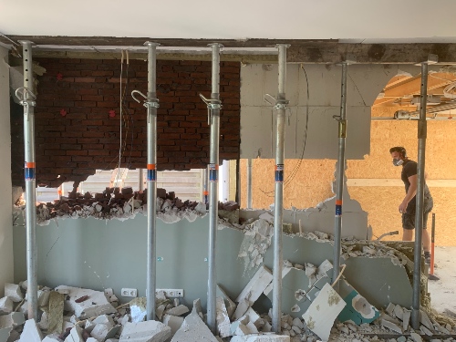 Stempels plaatsen tijdens bouw aanbouw