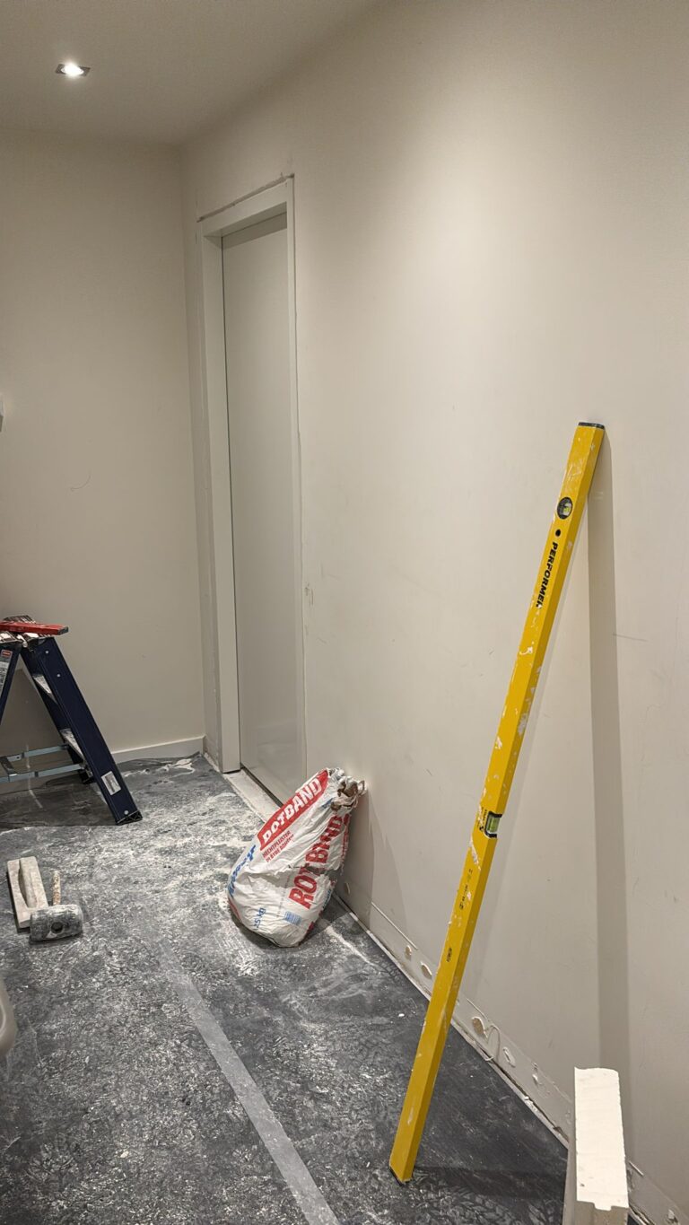 tussenwand laten plaatsen met deur inclusief afwerking met stucwerk