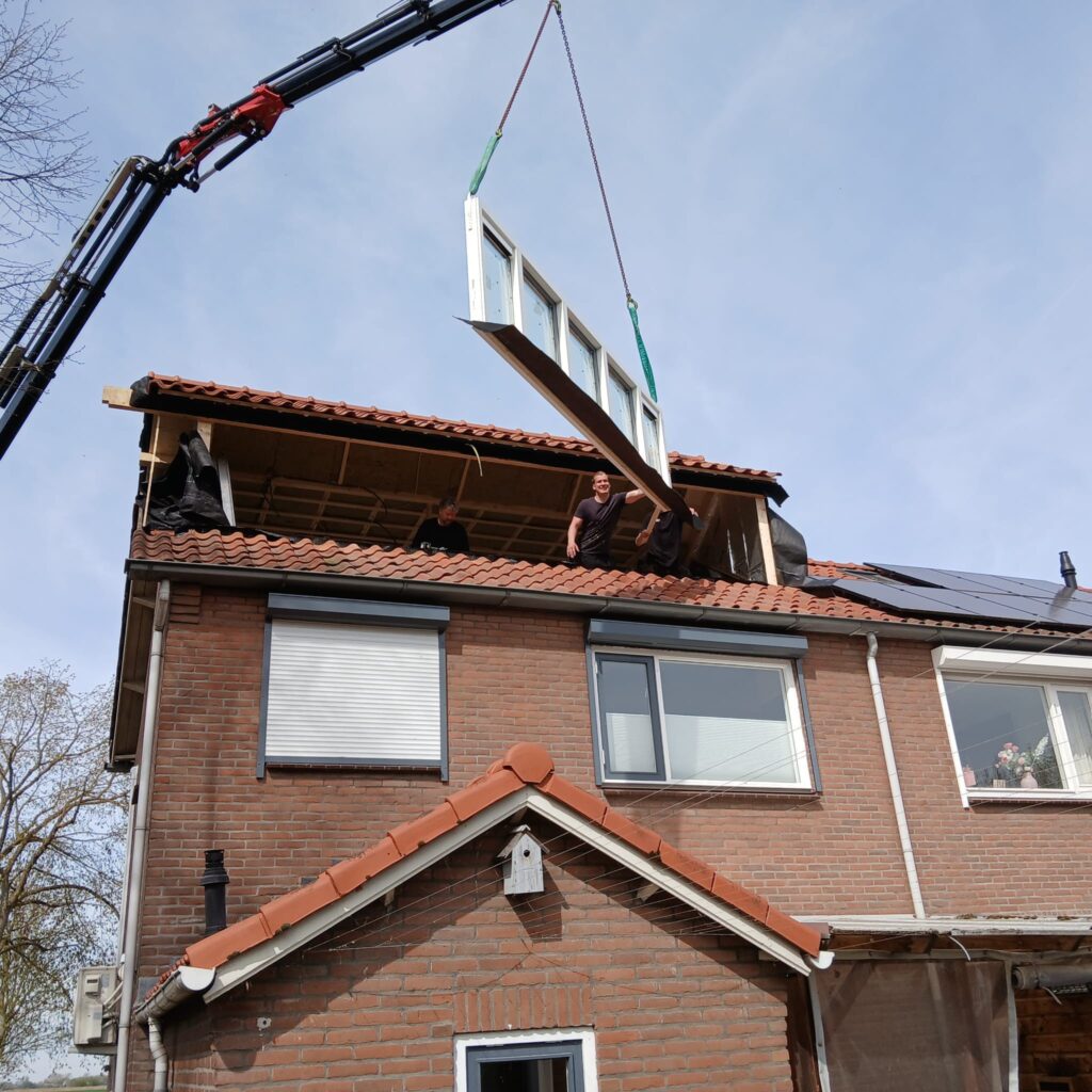 Dakkapel op maat plaatsen, kozijn wordt nu geplaatst op deze foto