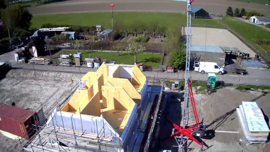 Prefab huis bouwen bovenaanzicht van de bouw, dak wordt later geplaatst