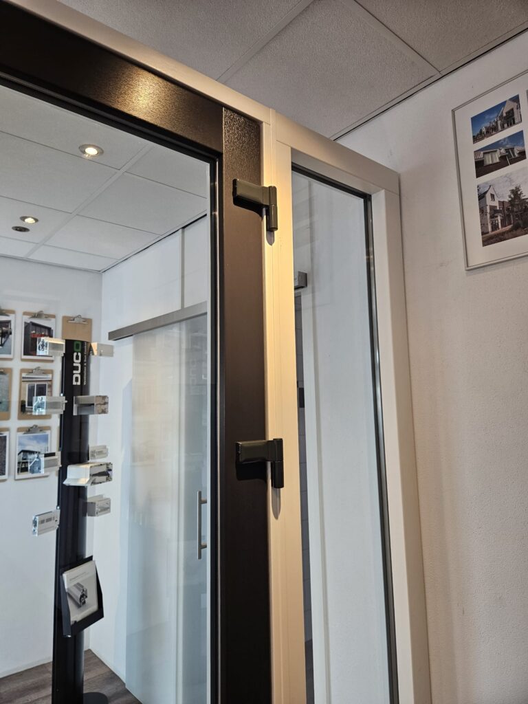 Tuindeur op maat in een showroom waar Verbouw Gigant de deuren koopt