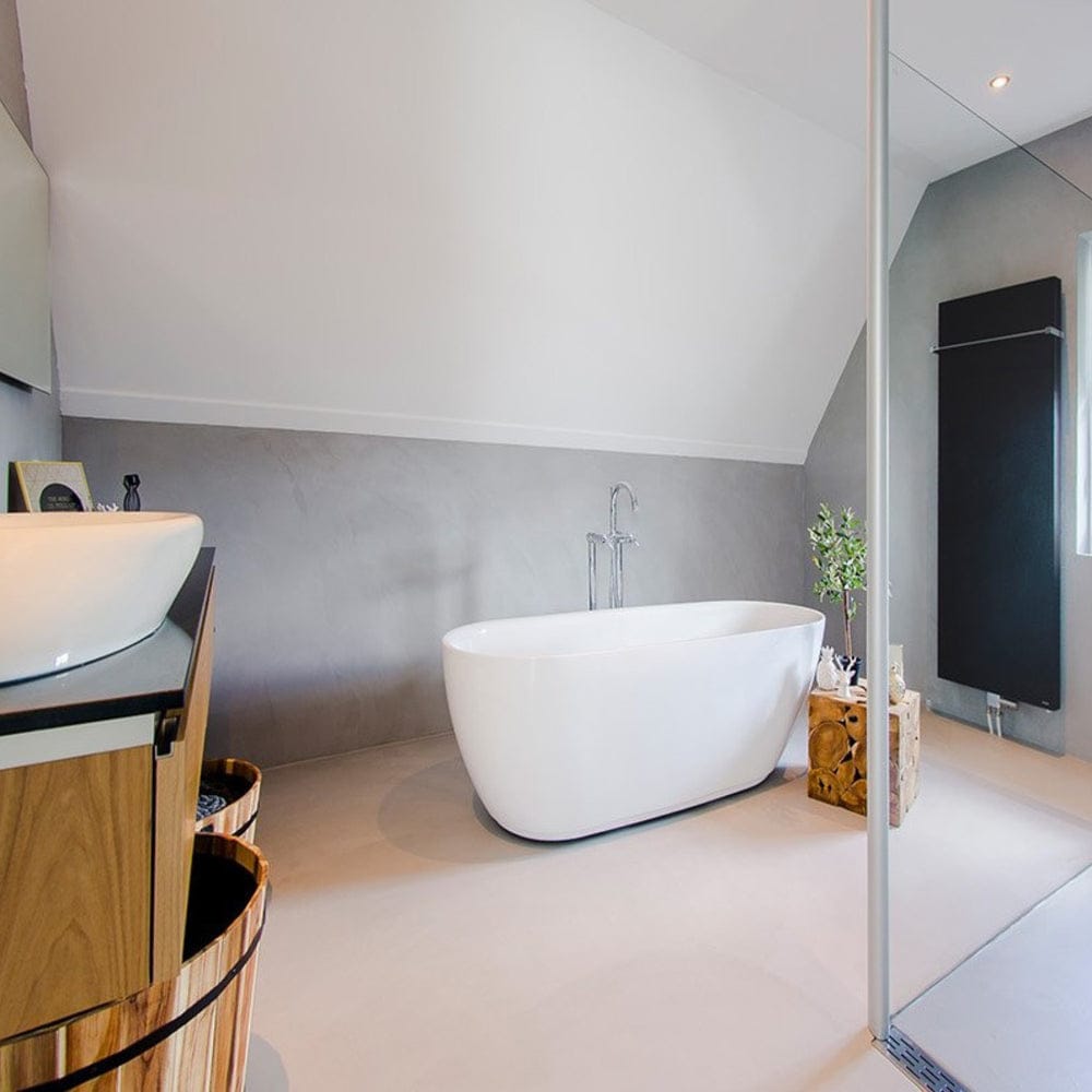 Gerenoveerde badkamer met ligbad, glazen douchewand en zwarte regendouche
