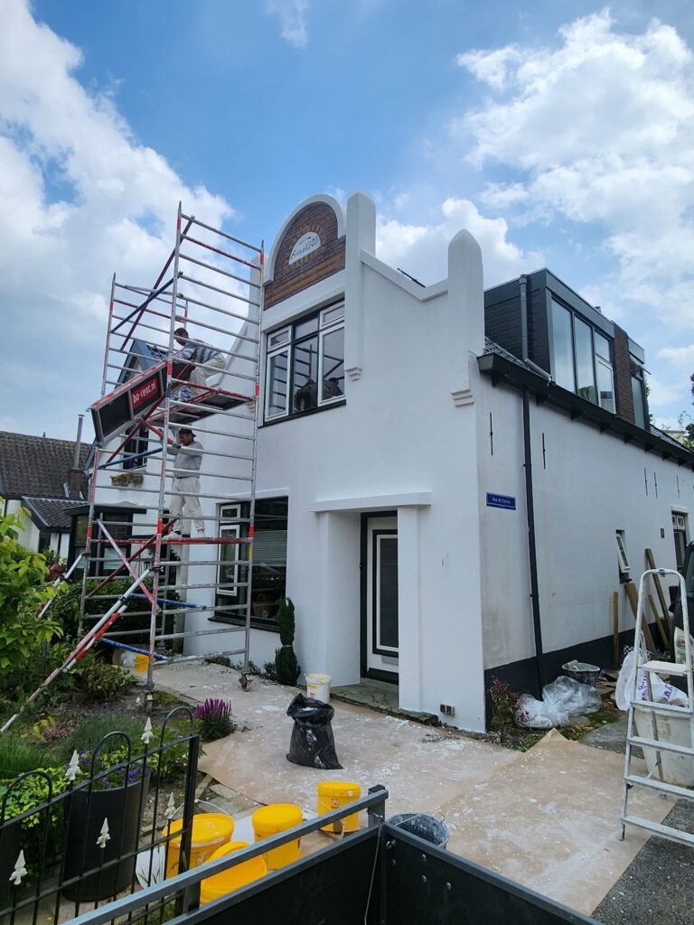 Gevelrenovatie van karakteristieke witte woning met steiger in Berkel en Rodenrijs