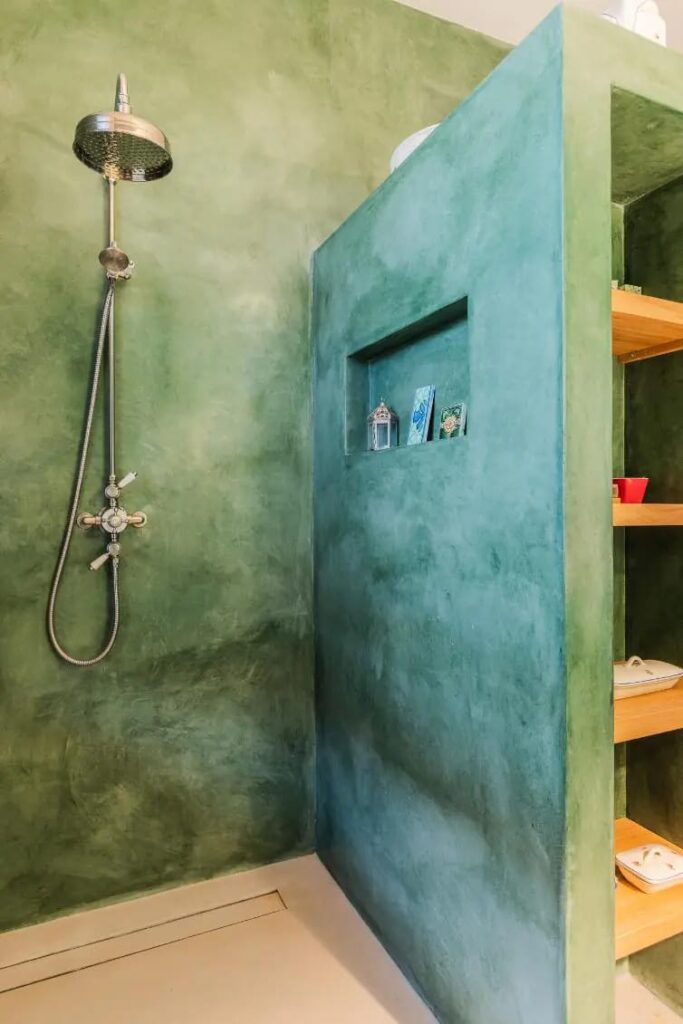 Renovatie douche met een mooie groene betonlook