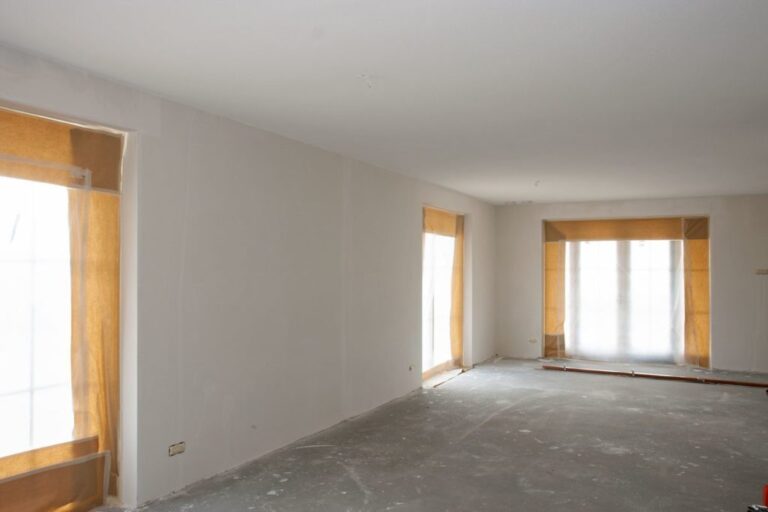 Woonkamer tijdens woningrenovatie in Capelle aan den IJssel met gestucte wanden en onafgewerkte vloer