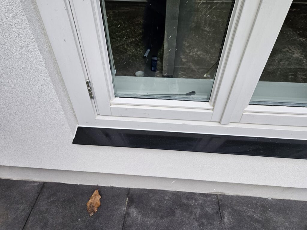 Zwarte raamdorpel en witte houten kozijnen na gevelrenovatie in Berkel en Rodenrijs