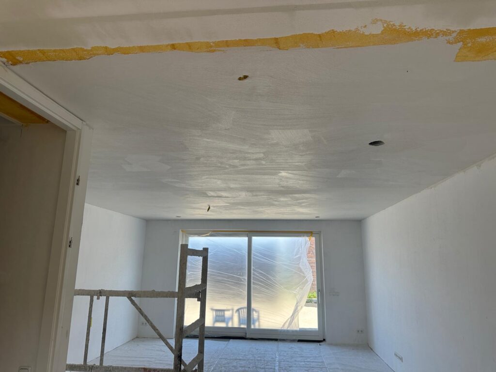 Verlaagd plafond wordt gestuct in een nieuwbouwwoning in Tiel