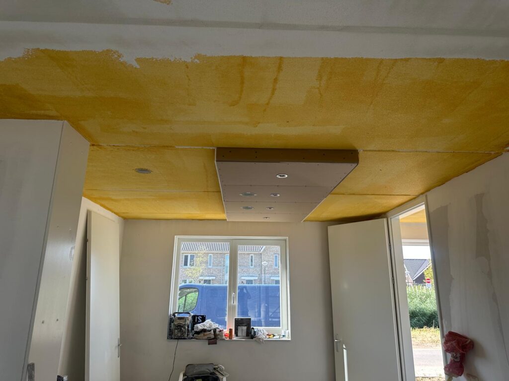 Voorbereiding van een verlaagd plafond voor stucwerk in een nieuwbouwwoning in Tiel